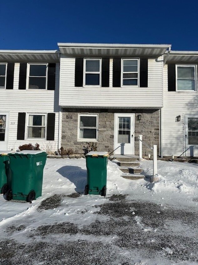 Foto principal - Welcome to this 2 Bedroom 1.5 Bath Townhom...