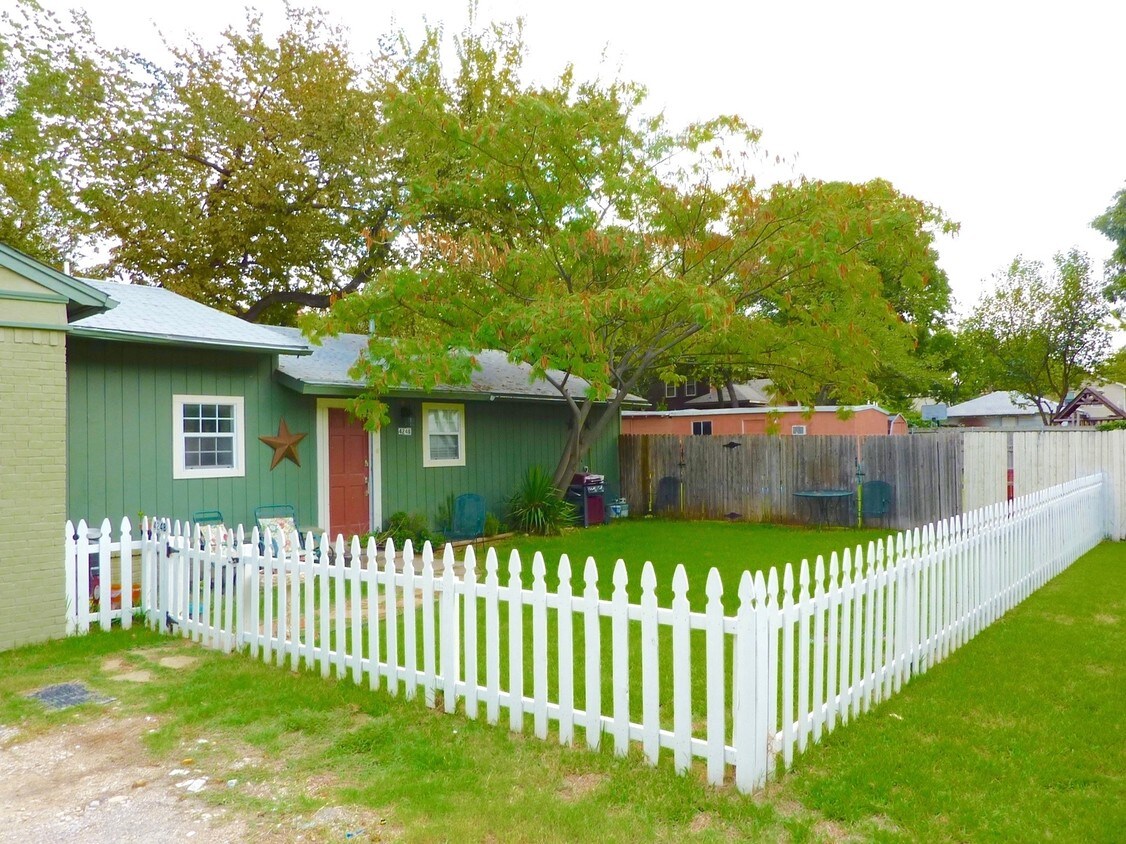 Foto principal - 422-424 E Worth St
