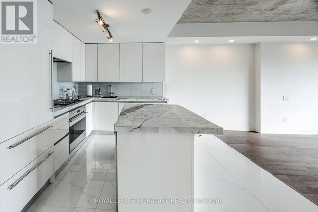 Building Photo - 629 King St W