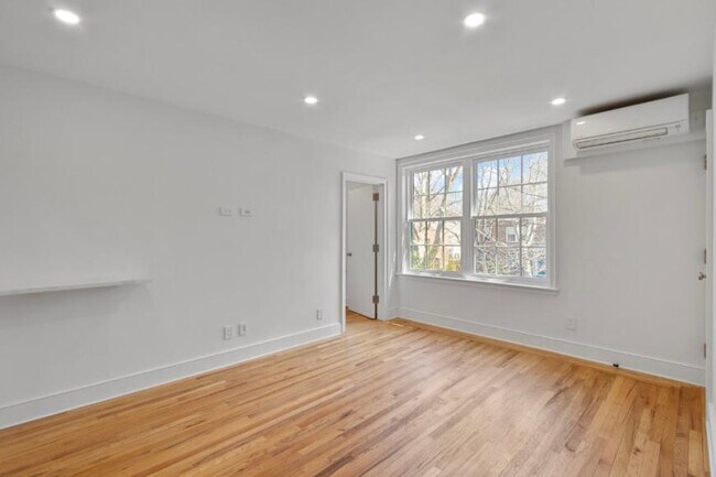 Foto del edificio - 2 bedroom in SUNNYSIDE NY 11104