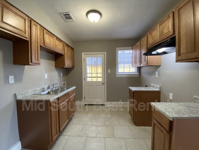 Building Photo - 762 David St