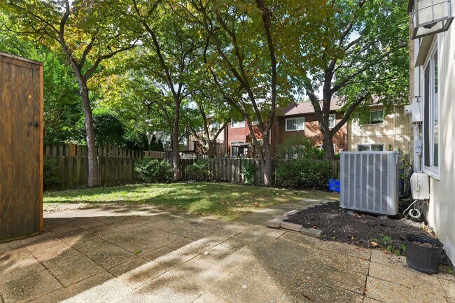 Foto del edificio - Charming End-Unit Townhome in Sought-After Maryland Place, Gaithersburg