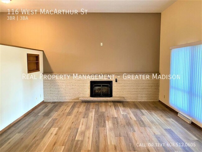 Foto del edificio - Beautiful corner lot house with many recen...