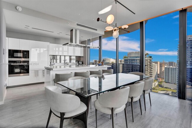 Building Photo - 1000 Brickell Plz