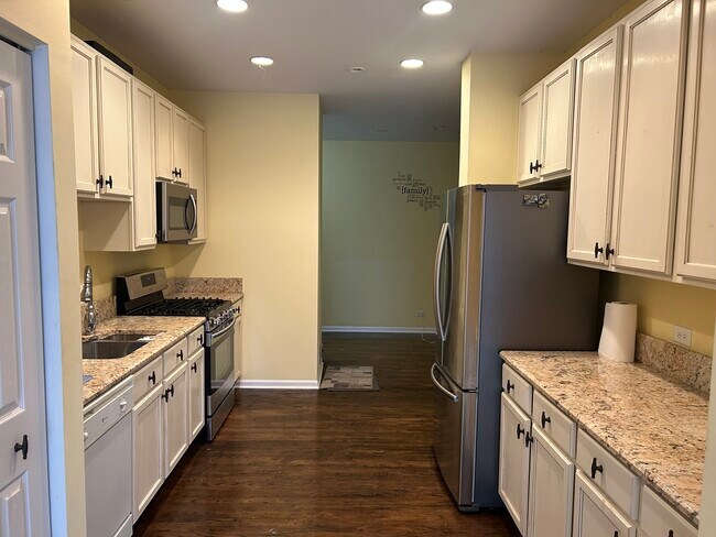 Building Photo - 394 Bay Dr