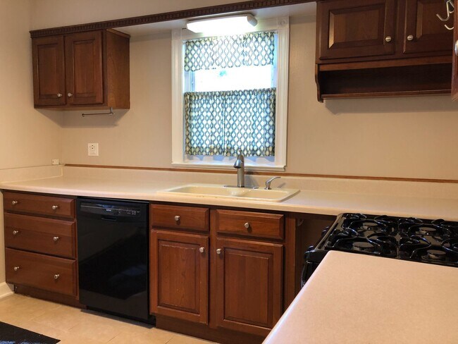 Building Photo - Well Maintained 3Bed/2Bath Single Family HUGE Backyard!