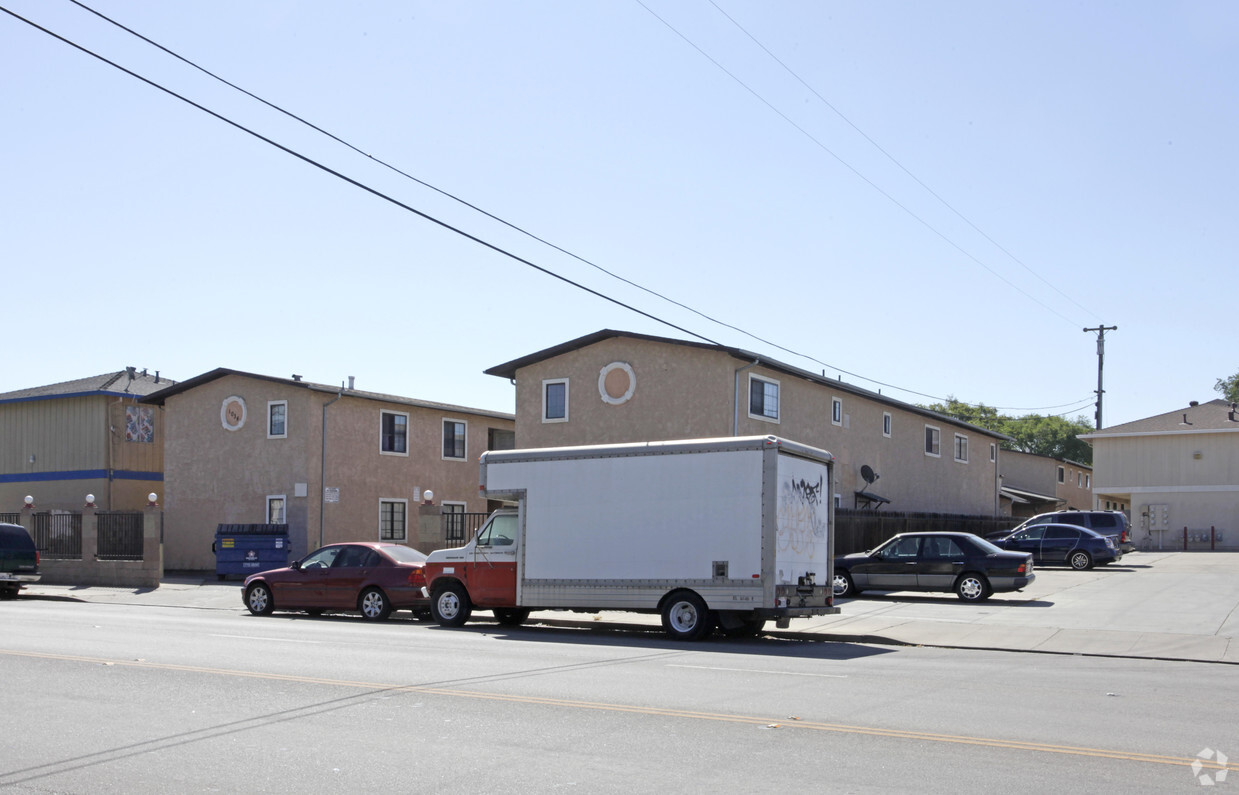 Building Photo - 1030-1034 N Sanborn Rd