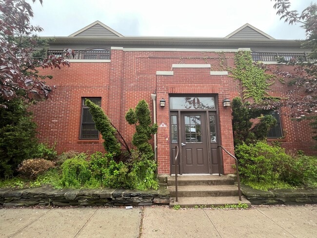 Building Photo - 30 Oak St