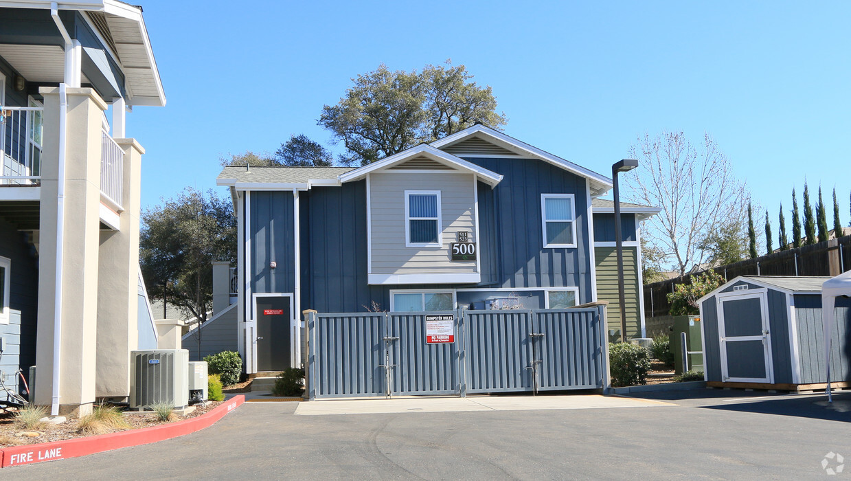 Building Photo - Folsom Oaks