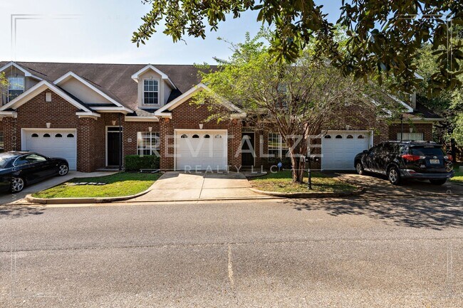 Building Photo - 3 Bed 3 Bath Townhome in West Mobile