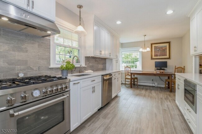 Building Photo - 75 Chimney Ridge Dr