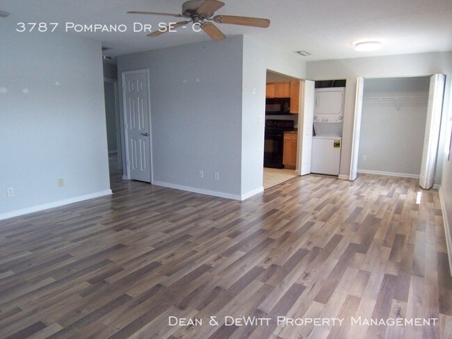 Building Photo - 3787 Pompano Dr SE