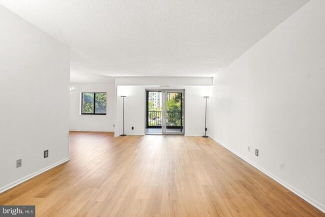 Building Photo - 5902 Mt Eagle Dr