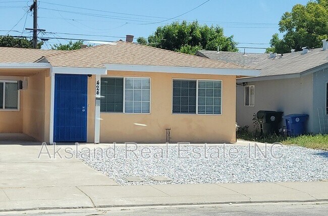 Building Photo - Manteca