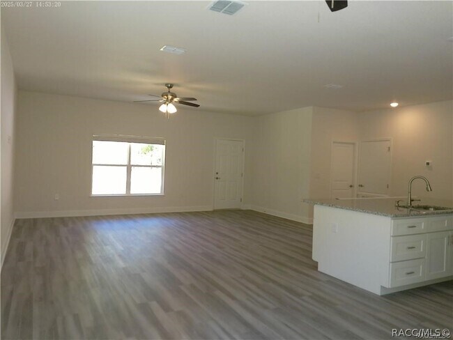 Foto del edificio - 7202 Everest Ave