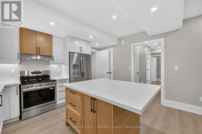 Building Photo - 929 7th Line