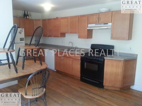Primary Photo - 156 Lake St