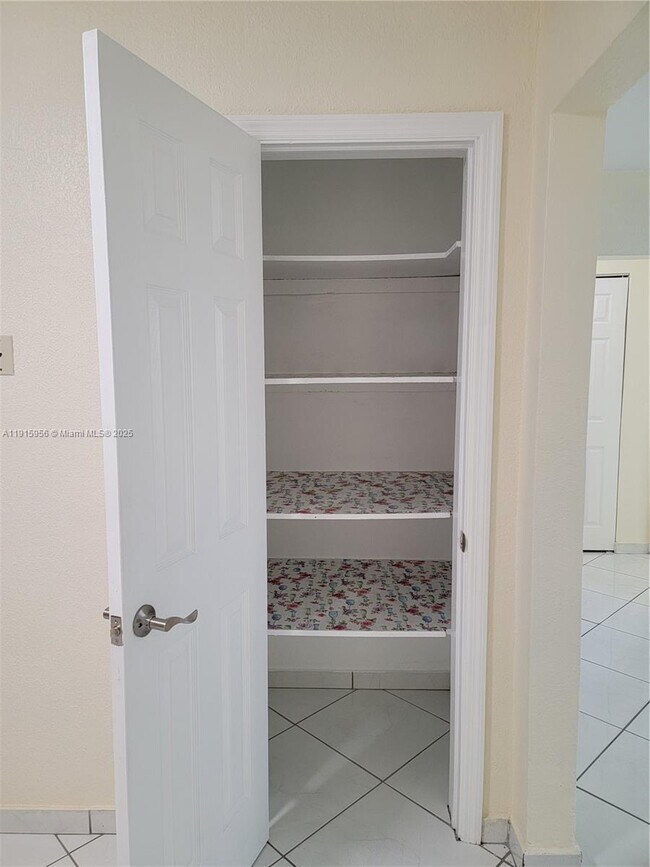 Foto del edificio - 1037 W 23rd St