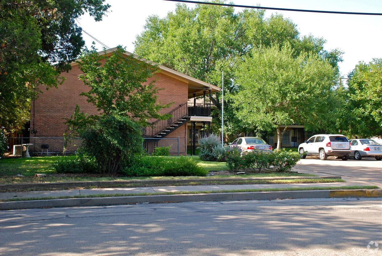 Town House Apartments Apartments in Weatherford, TX