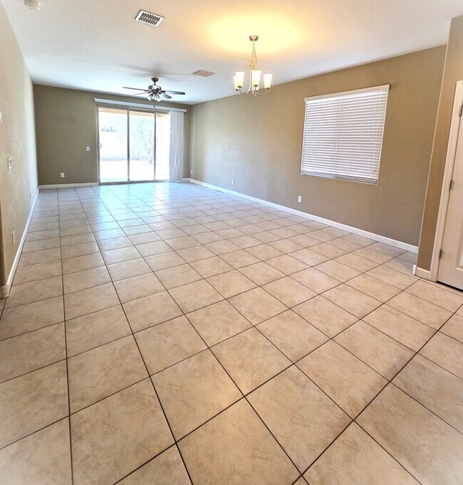 Foto del edificio - 3 bedroom home with den or office