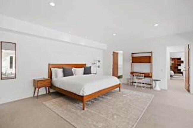 Building Photo - 5 bedroom 5 bath Available for Short Term Rental