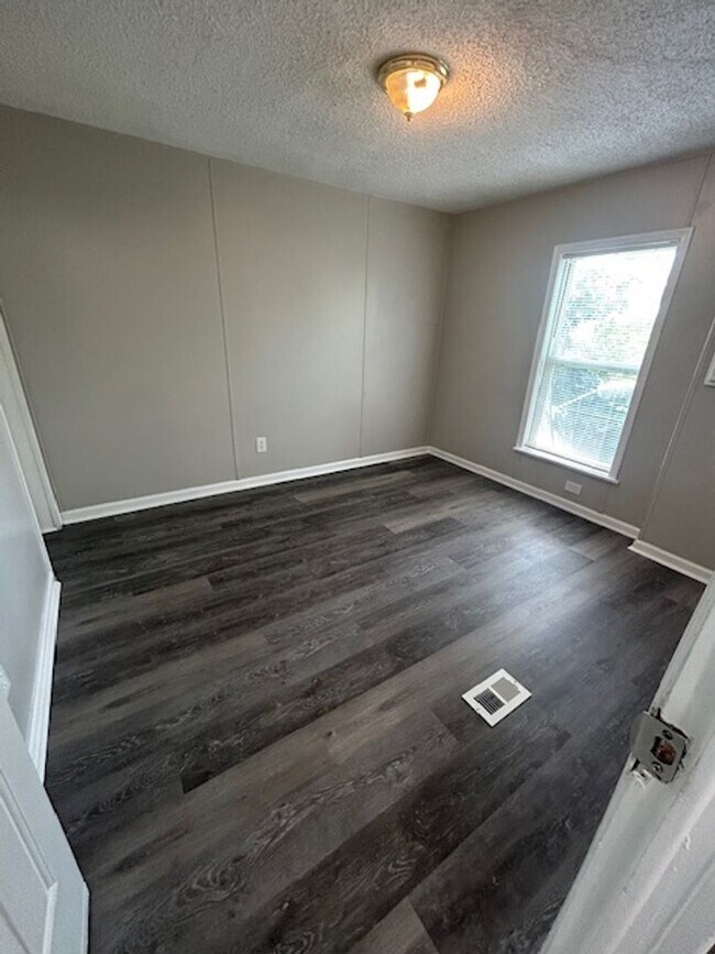 Building Photo - Charming Nashville Home!