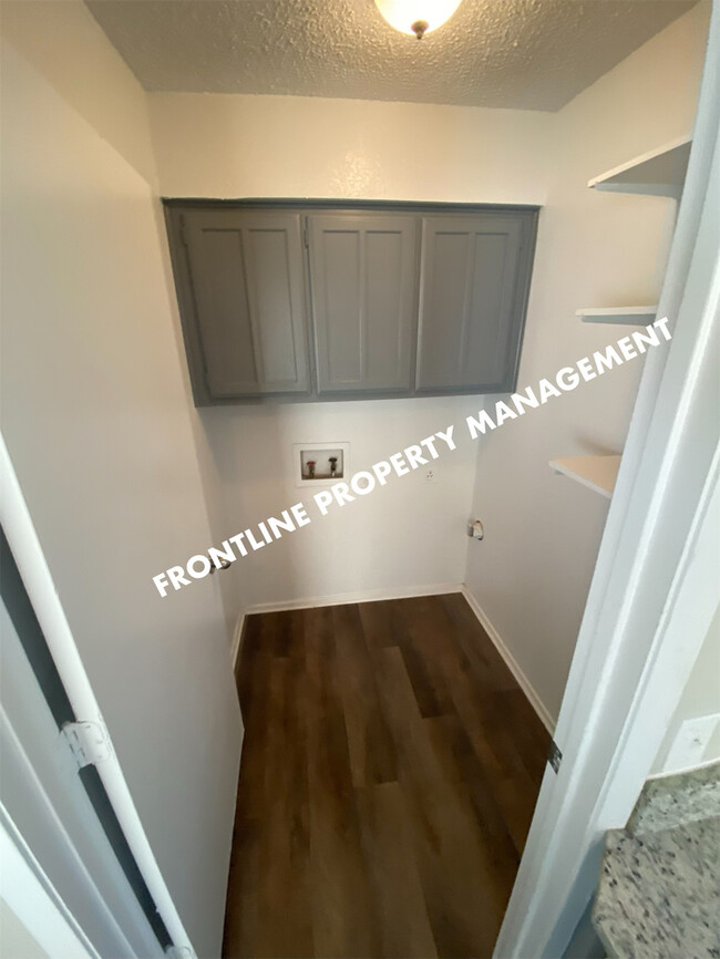 Building Photo - Clean, UPDATED Move In READY- Duplex