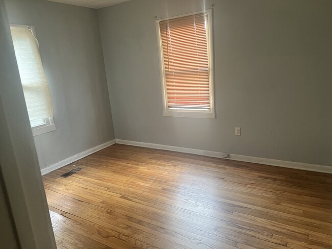 Bedroom - 4421 Elam St