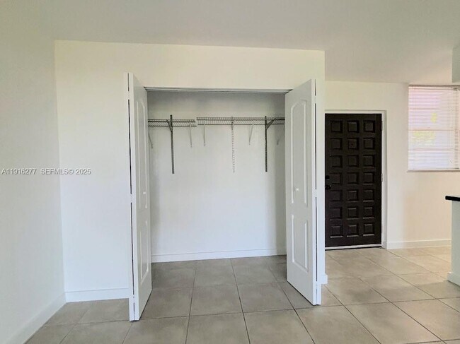 Foto del edificio - 680 NE 64th St