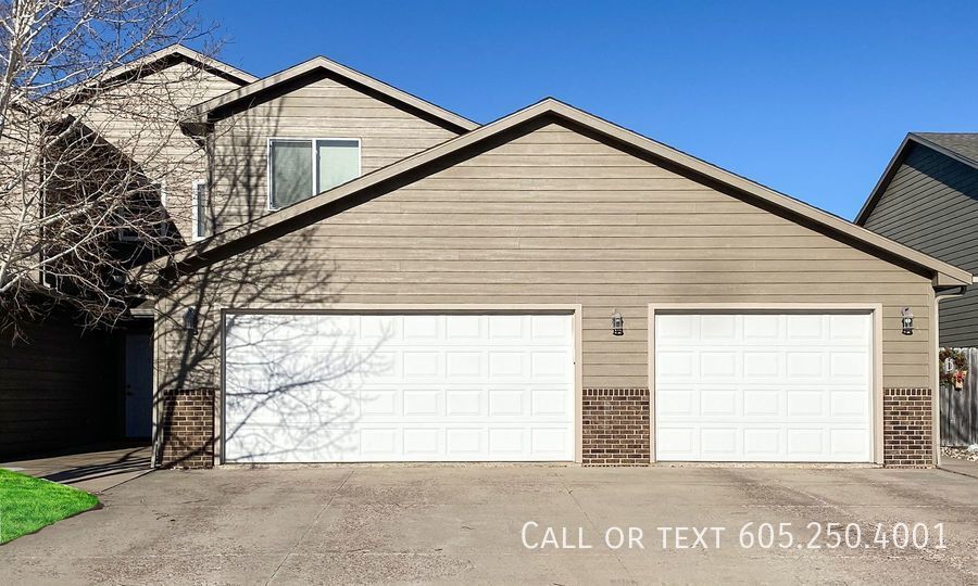 Primary Photo - 3 Bedroom 2 Bathroom Townhome w/ a Double ...