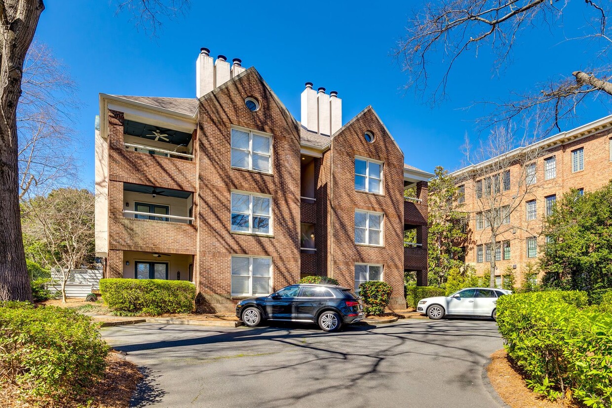 Foto principal - Hard to find Myers Park 2 bed 2 bath 1st f...