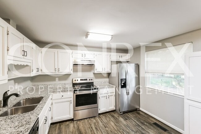 Building Photo - Impressive Home in Montevallo, Available Now!