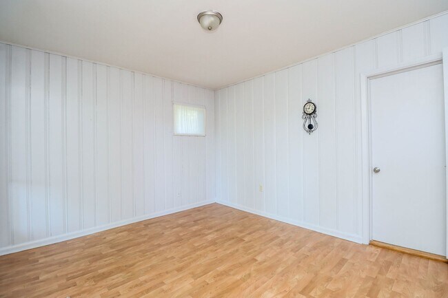 Building Photo - Immaculate Centrally located home!