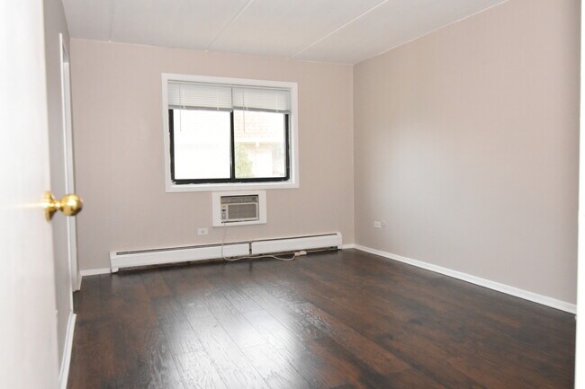 Foto del edificio - 1111 Bloomingdale Rd