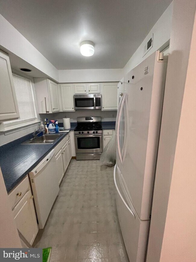 Building Photo - 3005 Creekside Ct