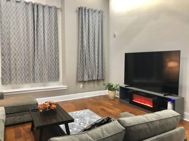 Amazing Great Room w 20' Ceiling and 85inch Smart TV - 1135 Brandywine St
