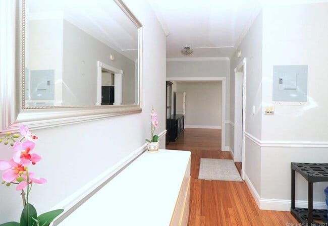 Building Photo - 128 Woodside Green