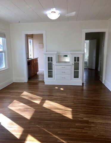 Building Photo - Classic Craftsman Style Home!!