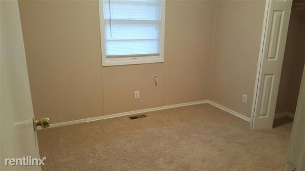 Building Photo - 484 Oak Dr SE