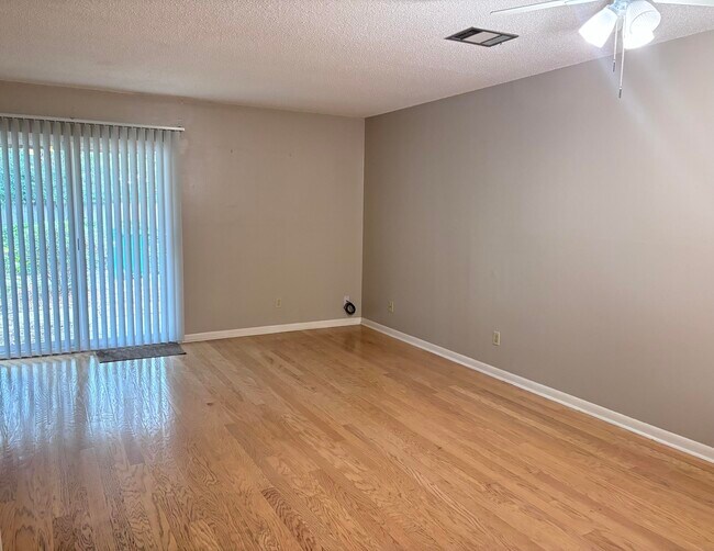 Foto del edificio - 345 Woodham Ct