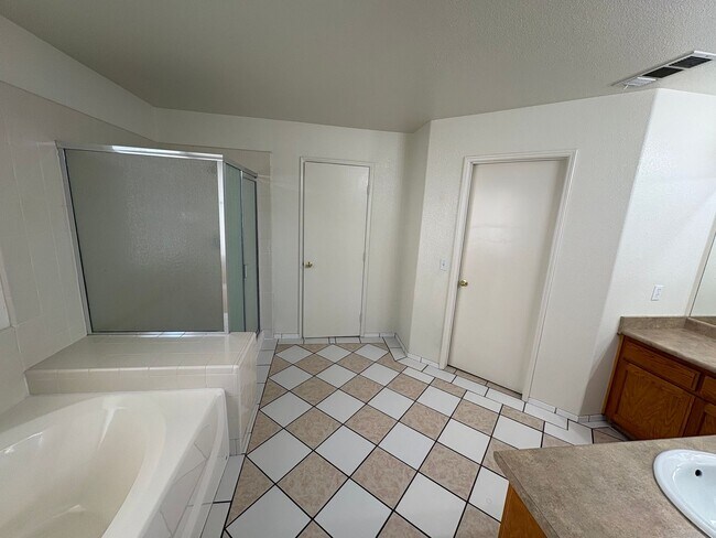 Foto del edificio - 722 W James Ave