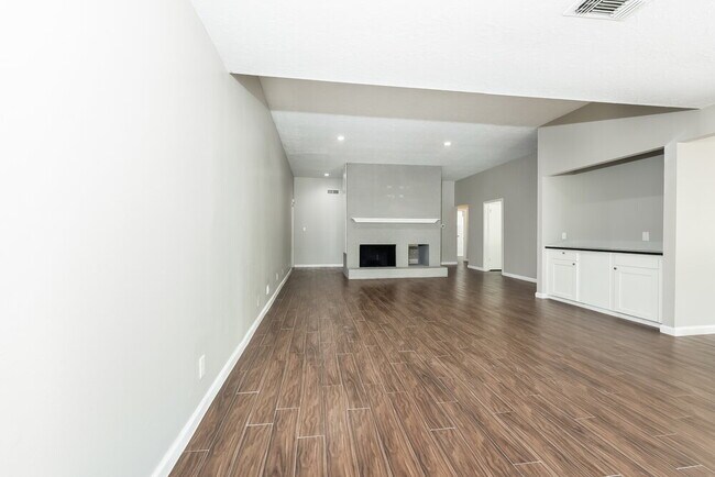 Foto del edificio - 15470 Carmel Dr