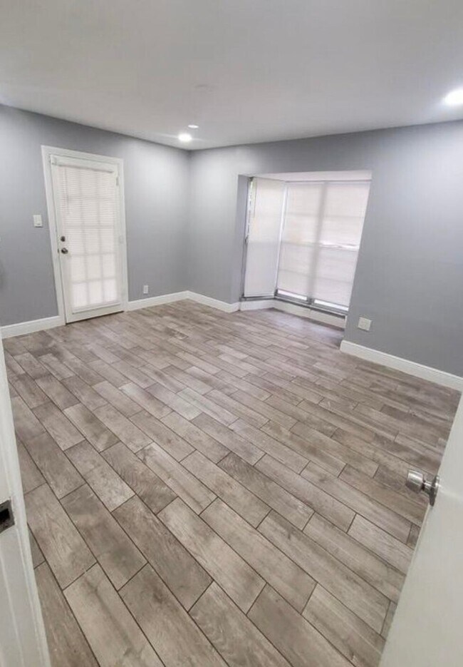 Building Photo - 919 Laurel Dr