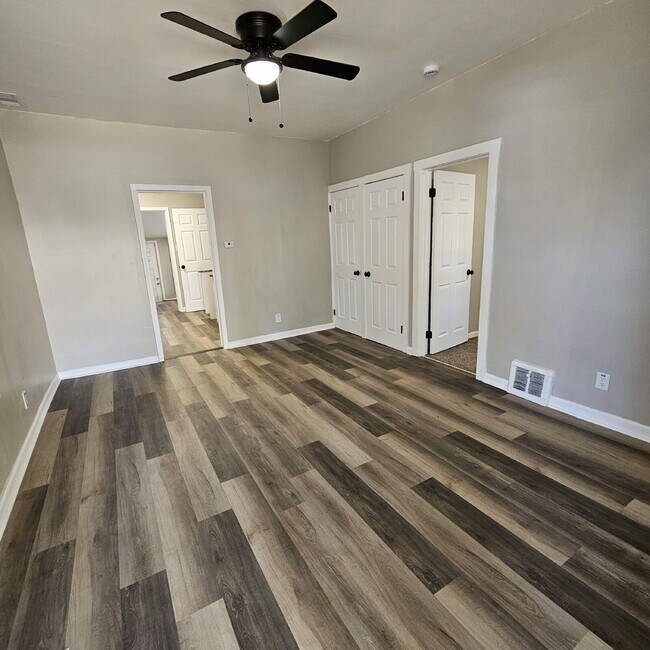 Building Photo - Duplex - 2 Bedroom Completely Remodeled Li...