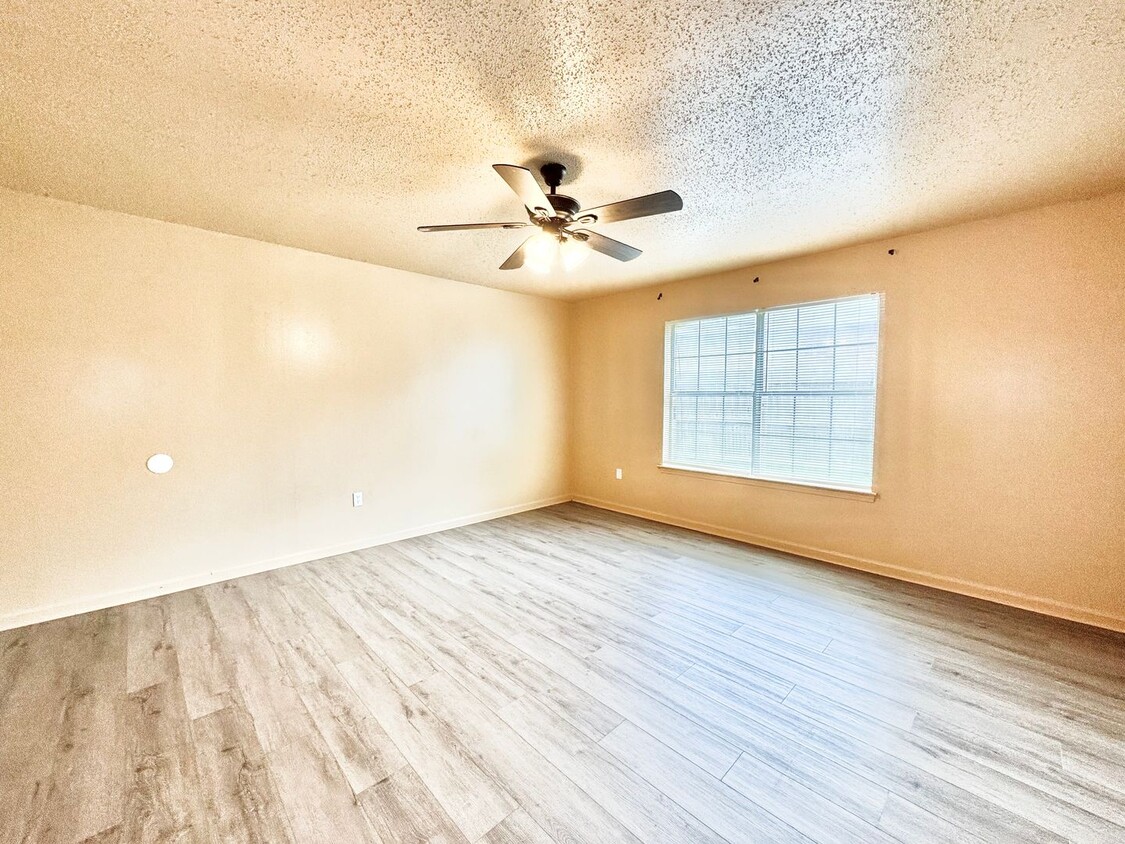 Three Bedroom Apartment with Spacious Dining and Living Area - Three Bedroom Apartment with Spacious Dining and Living Area