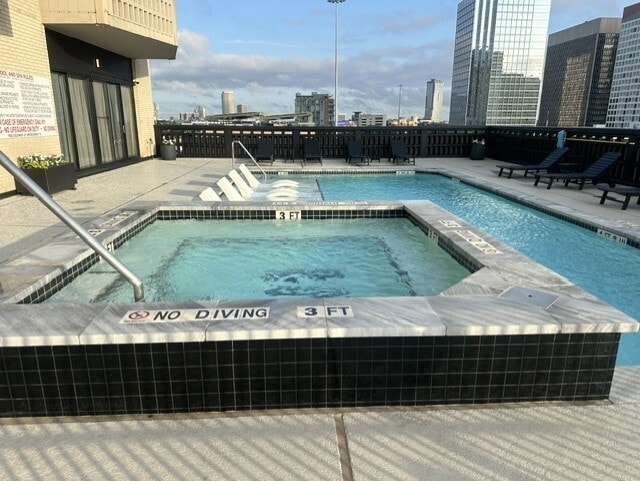 Building Photo - 2016 Main St