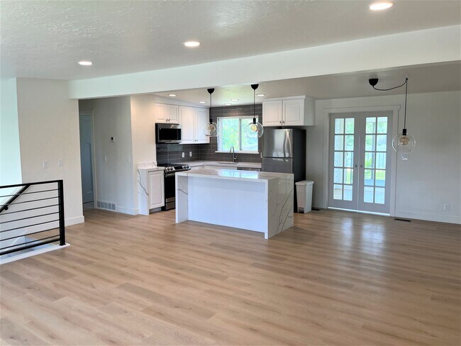 Building Photo - 2 Bedroom Home in Sandy - Internet, Electr...