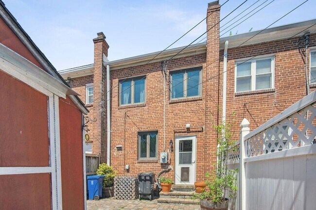 Building Photo - 3 Bed 2 Bath in the Sought After Neighborh...