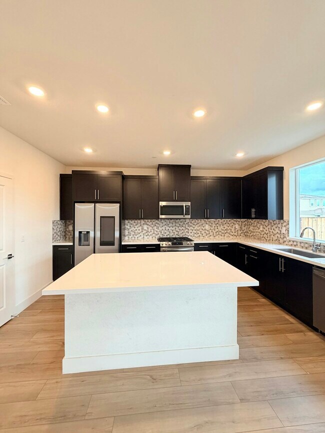 Foto del edificio - 5242 Upton Ave