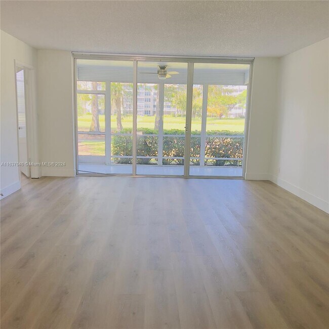 Building Photo - 4009 N Cypress Dr